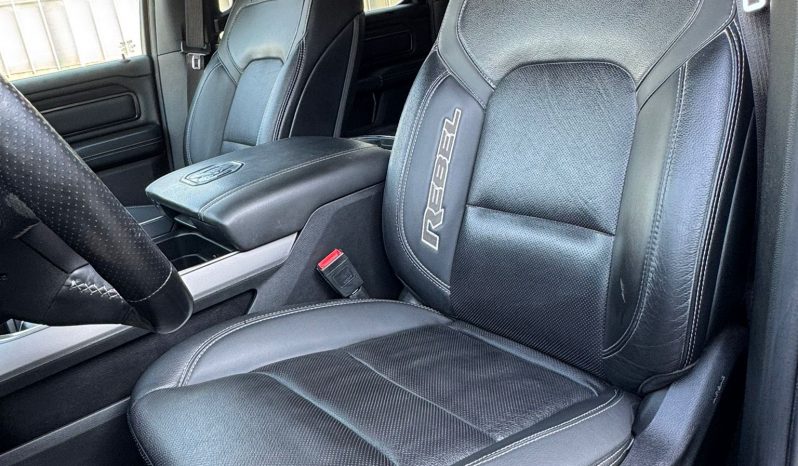 DODGE RAM 1500 5.7L HEMI 4X4 401PK V8 * REBEL * OFF-ROAD * 22 INCH XD LICHTMETALEN SPORTVELGEN * CUSTOM VIPER STRIPING * GROOT SCHERM * ZWARTE HEMEL * AFSTAND START * LPG PRINS ONDERBOUW * STOELVERWARMING * STUURVERWARMING * VOL LEDER * DIKKE PICK-UP * vol