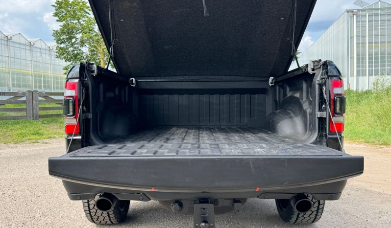 DODGE RAM 1500 5.7L HEMI 4X4 401PK V8 * REBEL * OFF-ROAD * 22 INCH XD LICHTMETALEN SPORTVELGEN * CUSTOM VIPER STRIPING * GROOT SCHERM * ZWARTE HEMEL * AFSTAND START * LPG PRINS ONDERBOUW * STOELVERWARMING * STUURVERWARMING * VOL LEDER * DIKKE PICK-UP * vol