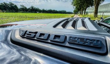 DODGE RAM 1500 5.7L HEMI 4X4 401PK V8 * REBEL * OFF-ROAD * 22 INCH XD LICHTMETALEN SPORTVELGEN * CUSTOM VIPER STRIPING * GROOT SCHERM * ZWARTE HEMEL * AFSTAND START * LPG PRINS ONDERBOUW * STOELVERWARMING * STUURVERWARMING * VOL LEDER * DIKKE PICK-UP * vol