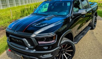 DODGE RAM 1500 5.7L HEMI 4X4 401PK V8 * REBEL * OFF-ROAD * 22 INCH XD LICHTMETALEN SPORTVELGEN * CUSTOM VIPER STRIPING * GROOT SCHERM * ZWARTE HEMEL * AFSTAND START * LPG PRINS ONDERBOUW * STOELVERWARMING * STUURVERWARMING * VOL LEDER * DIKKE PICK-UP * vol