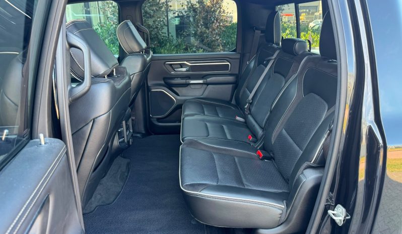 DODGE RAM 1500 5.7L V8 HEMI 4X4 * LARAMIE * SPORT * BLACK-OPPS * BOM VOL * NIEUWSTAAT * BOUWJAAR 2024 * HEAD-UP DISPLAY * DIGITALE BINNEN SPIEGEL CAMERA * AFSTAND START * 122 LITER ONDERBOUW LPG * 22 INCH TD SPORTVELGEN * 360 CAMERA * ADAPTIEVE CRUISE CONTROLE * VIRTUAL COCKPIT * vol