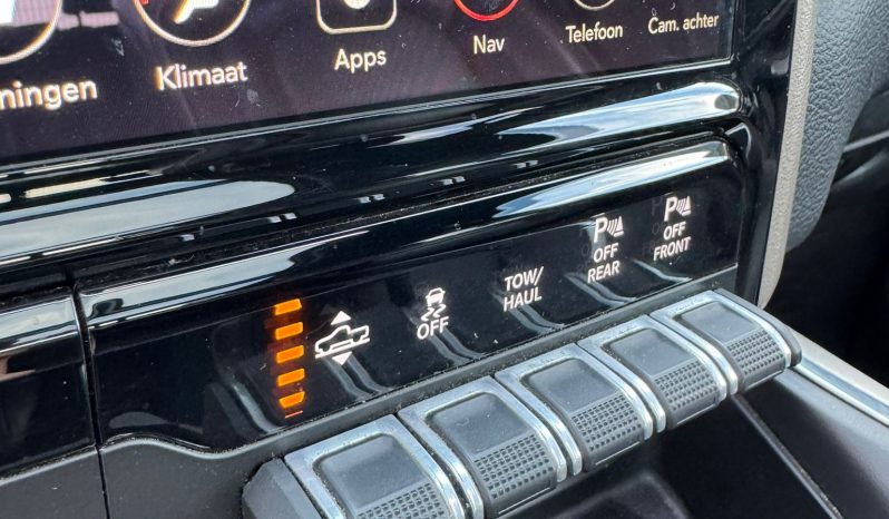 DODGE RAM 1500 5.7L HEMI 4X4 401PK * LARAMIE * SPORT * FULL OPTION * 22 INCH FUEL LICHTMETALEN SPORTVELGEN * MARGE * GEEN EXTRA BTW * CUSTOM STRIPING * KLEPPENDEMPER UITLAAT SYSTEEM * 3500 KG TREKHAAK * 360 CAMERA * LANE ASSIST * vol