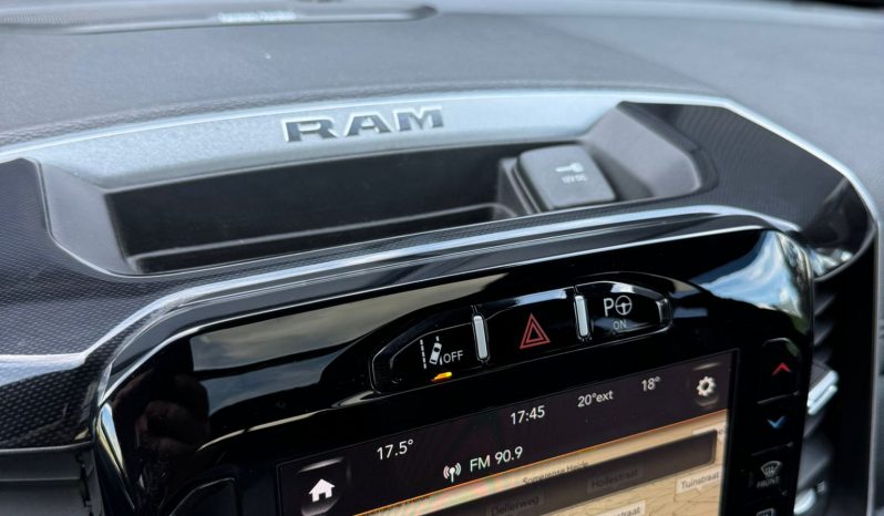 DODGE RAM 1500 5.7L HEMI 4X4 401PK * LARAMIE * SPORT * FULL OPTION * 22 INCH FUEL LICHTMETALEN SPORTVELGEN * MARGE * GEEN EXTRA BTW * CUSTOM STRIPING * KLEPPENDEMPER UITLAAT SYSTEEM * 3500 KG TREKHAAK * 360 CAMERA * LANE ASSIST * vol