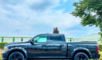 DODGE RAM 1500 5.7L HEMI V8 4X4 401PK * SPORT * WIDE BODY * LAGE BIJTELLING * AFSTAND START * DIKKE PICK-UP * CARBON STRIPING * LUCHTVERING * SPATBORD VERBREDERS * LED VERLICHTING * STOELVERWARMING * STOELVERKOELING * STUURVERWARMING * vol