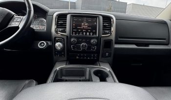 DODGE RAM 1500 5.7L HEMI V8 4X4 401PK * SPORT * WIDE BODY * LAGE BIJTELLING * AFSTAND START * DIKKE PICK-UP * CARBON STRIPING * LUCHTVERING * SPATBORD VERBREDERS * LED VERLICHTING * STOELVERWARMING * STOELVERKOELING * STUURVERWARMING * vol