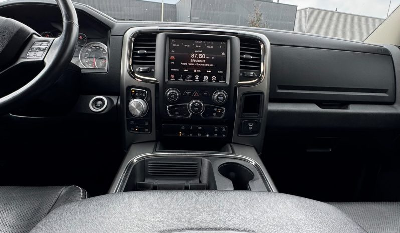 DODGE RAM 1500 5.7L HEMI V8 4X4 401PK * SPORT * WIDE BODY * LAGE BIJTELLING * AFSTAND START * DIKKE PICK-UP * CARBON STRIPING * LUCHTVERING * SPATBORD VERBREDERS * LED VERLICHTING * STOELVERWARMING * STOELVERKOELING * STUURVERWARMING * vol