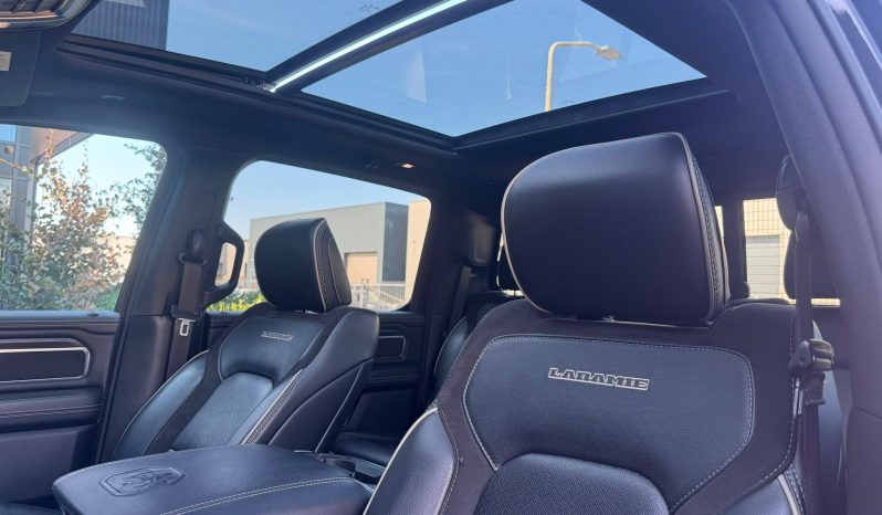 DODGE RAM 1500 5.7L V8 HEMI 4X4 * LARAMIE * SPORT * BLACK-OPPS * BOM VOL * NIEUWSTAAT * BOUWJAAR 2024 * HEAD-UP DISPLAY * DIGITALE BINNEN SPIEGEL CAMERA * AFSTAND START * 122 LITER ONDERBOUW LPG * 22 INCH TD SPORTVELGEN * 360 CAMERA * ADAPTIEVE CRUISE CONTROLE * VIRTUAL COCKPIT * vol