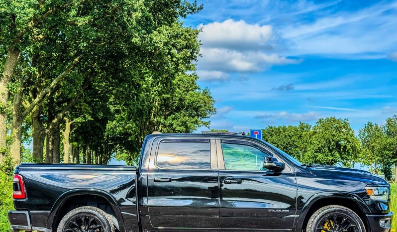 DODGE RAM 1500 5.7L HEMI 4X4 401PK * LARAMIE * SPORT * FULL OPTION * 22 INCH FUEL LICHTMETALEN SPORTVELGEN * MARGE * GEEN EXTRA BTW * CUSTOM STRIPING * KLEPPENDEMPER UITLAAT SYSTEEM * 3500 KG TREKHAAK * 360 CAMERA * LANE ASSIST * vol