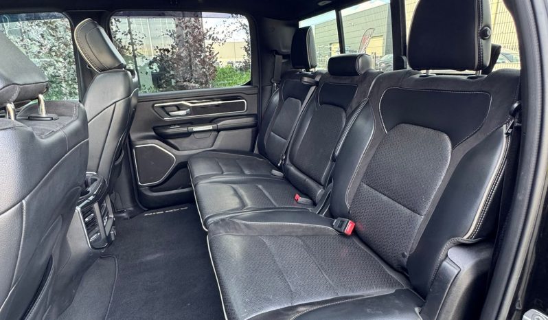 DODGE RAM 1500 5.7L HEMI 4X4 401PK * LARAMIE * SPORT * FULL OPTION * 22 INCH FUEL LICHTMETALEN SPORTVELGEN * MARGE * GEEN EXTRA BTW * CUSTOM STRIPING * KLEPPENDEMPER UITLAAT SYSTEEM * 3500 KG TREKHAAK * 360 CAMERA * LANE ASSIST * vol