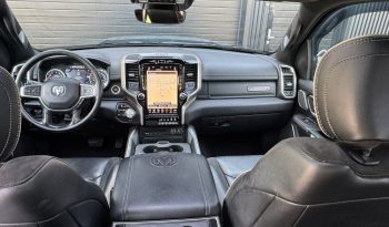 DODGE RAM 1500 5.7L HEMI 4X4 401PK * LARAMIE * SPORT * FULL OPTION * 22 INCH FUEL LICHTMETALEN SPORTVELGEN * MARGE * GEEN EXTRA BTW * CUSTOM STRIPING * KLEPPENDEMPER UITLAAT SYSTEEM * 3500 KG TREKHAAK * 360 CAMERA * LANE ASSIST * vol