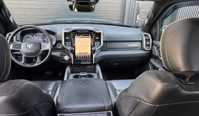 DODGE RAM 1500 5.7L HEMI 4X4 401PK * LARAMIE * SPORT * FULL OPTION * 22 INCH FUEL LICHTMETALEN SPORTVELGEN * MARGE * GEEN EXTRA BTW * CUSTOM STRIPING * KLEPPENDEMPER UITLAAT SYSTEEM * 3500 KG TREKHAAK * 360 CAMERA * LANE ASSIST * vol