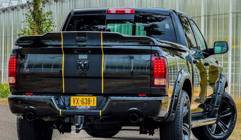 DODGE RAM 1500 5.7L HEMI V8 4X4 401PK * SPORT * WIDE BODY * LAGE BIJTELLING * AFSTAND START * DIKKE PICK-UP * CARBON STRIPING * LUCHTVERING * SPATBORD VERBREDERS * LED VERLICHTING * STOELVERWARMING * STOELVERKOELING * STUURVERWARMING * vol