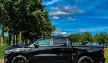 DODGE RAM 1500 5.7L HEMI 4X4 401PK * LARAMIE * SPORT * FULL OPTION * 22 INCH FUEL LICHTMETALEN SPORTVELGEN * MARGE * GEEN EXTRA BTW * CUSTOM STRIPING * KLEPPENDEMPER UITLAAT SYSTEEM * 3500 KG TREKHAAK * 360 CAMERA * LANE ASSIST * vol