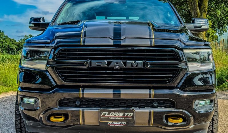 DODGE RAM 1500 5.7L HEMI 4X4 401PK * LARAMIE * SPORT * FULL OPTION * 22 INCH FUEL LICHTMETALEN SPORTVELGEN * MARGE * GEEN EXTRA BTW * CUSTOM STRIPING * KLEPPENDEMPER UITLAAT SYSTEEM * 3500 KG TREKHAAK * 360 CAMERA * LANE ASSIST * vol