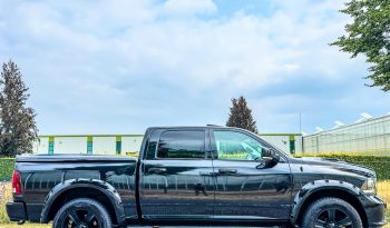 DODGE RAM 1500 5.7L HEMI V8 4X4 401PK * SPORT * WIDE BODY * LAGE BIJTELLING * AFSTAND START * DIKKE PICK-UP * CARBON STRIPING * LUCHTVERING * SPATBORD VERBREDERS * LED VERLICHTING * STOELVERWARMING * STOELVERKOELING * STUURVERWARMING * vol