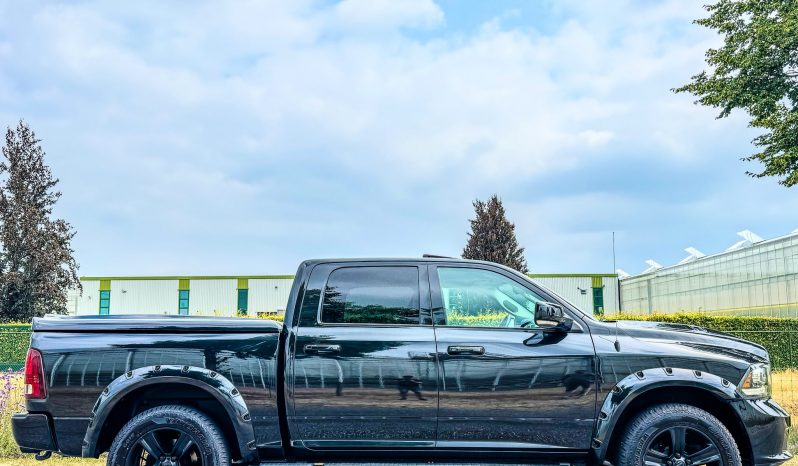 DODGE RAM 1500 5.7L HEMI V8 4X4 401PK * SPORT * WIDE BODY * LAGE BIJTELLING * AFSTAND START * DIKKE PICK-UP * CARBON STRIPING * LUCHTVERING * SPATBORD VERBREDERS * LED VERLICHTING * STOELVERWARMING * STOELVERKOELING * STUURVERWARMING * vol