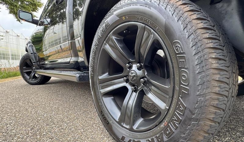 DODGE RAM 1500 5.7L HEMI V8 4X4 401PK * SPORT * WIDE BODY * LAGE BIJTELLING * AFSTAND START * DIKKE PICK-UP * CARBON STRIPING * LUCHTVERING * SPATBORD VERBREDERS * LED VERLICHTING * STOELVERWARMING * STOELVERKOELING * STUURVERWARMING * vol