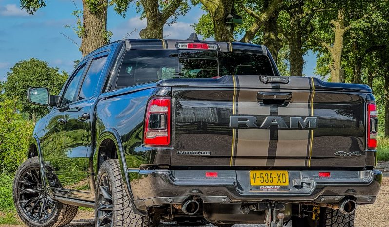 DODGE RAM 1500 5.7L HEMI 4X4 401PK * LARAMIE * SPORT * FULL OPTION * 22 INCH FUEL LICHTMETALEN SPORTVELGEN * MARGE * GEEN EXTRA BTW * CUSTOM STRIPING * KLEPPENDEMPER UITLAAT SYSTEEM * 3500 KG TREKHAAK * 360 CAMERA * LANE ASSIST * vol