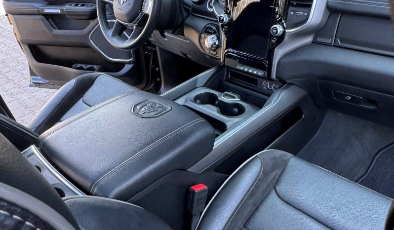 DODGE RAM 1500 5.7L V8 HEMI 4X4 * LARAMIE * SPORT * BLACK-OPPS * BOM VOL * NIEUWSTAAT * BOUWJAAR 2024 * HEAD-UP DISPLAY * DIGITALE BINNEN SPIEGEL CAMERA * AFSTAND START * 122 LITER ONDERBOUW LPG * 22 INCH TD SPORTVELGEN * 360 CAMERA * ADAPTIEVE CRUISE CONTROLE * VIRTUAL COCKPIT * vol