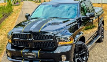 DODGE RAM 1500 5.7L HEMI V8 4X4 401PK * SPORT * WIDE BODY * LAGE BIJTELLING * AFSTAND START * DIKKE PICK-UP * CARBON STRIPING * LUCHTVERING * SPATBORD VERBREDERS * LED VERLICHTING * STOELVERWARMING * STOELVERKOELING * STUURVERWARMING * vol
