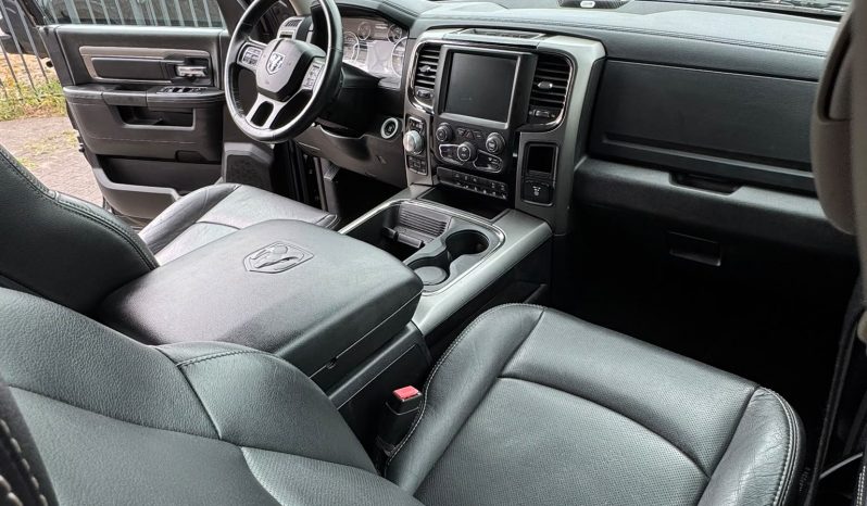 DODGE RAM 1500 5.7L HEMI V8 4X4 401PK * SPORT * WIDE BODY * LAGE BIJTELLING * AFSTAND START * DIKKE PICK-UP * CARBON STRIPING * LUCHTVERING * SPATBORD VERBREDERS * LED VERLICHTING * STOELVERWARMING * STOELVERKOELING * STUURVERWARMING * vol