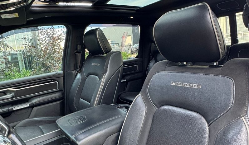 DODGE RAM 1500 5.7L HEMI 4X4 401PK * LARAMIE * SPORT * FULL OPTION * 22 INCH FUEL LICHTMETALEN SPORTVELGEN * MARGE * GEEN EXTRA BTW * CUSTOM STRIPING * KLEPPENDEMPER UITLAAT SYSTEEM * 3500 KG TREKHAAK * 360 CAMERA * LANE ASSIST * vol
