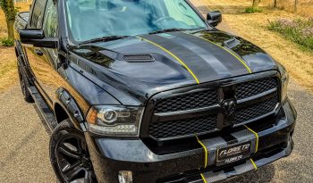 DODGE RAM 1500 5.7L HEMI V8 4X4 401PK * SPORT * WIDE BODY * LAGE BIJTELLING * AFSTAND START * DIKKE PICK-UP * CARBON STRIPING * LUCHTVERING * SPATBORD VERBREDERS * LED VERLICHTING * STOELVERWARMING * STOELVERKOELING * STUURVERWARMING * vol