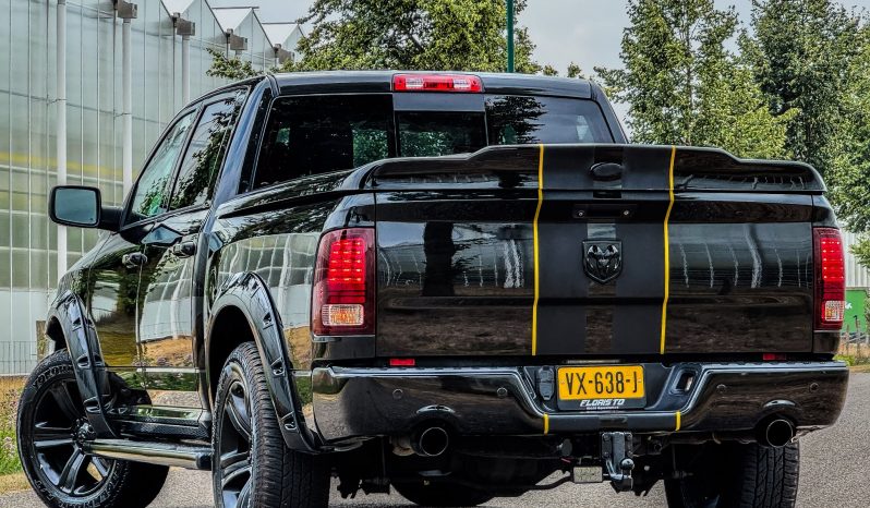 DODGE RAM 1500 5.7L HEMI V8 4X4 401PK * SPORT * WIDE BODY * LAGE BIJTELLING * AFSTAND START * DIKKE PICK-UP * CARBON STRIPING * LUCHTVERING * SPATBORD VERBREDERS * LED VERLICHTING * STOELVERWARMING * STOELVERKOELING * STUURVERWARMING * vol
