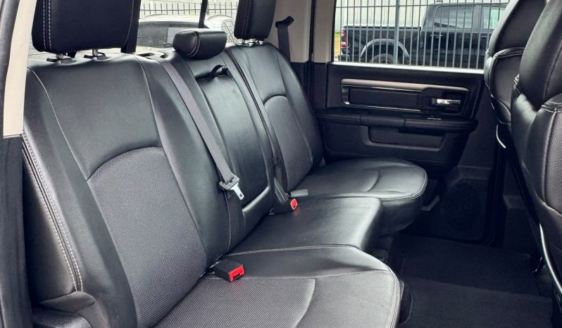 DODGE RAM 1500 5.7L HEMI V8 4X4 401PK * SPORT * WIDE BODY * LAGE BIJTELLING * AFSTAND START * DIKKE PICK-UP * CARBON STRIPING * LUCHTVERING * SPATBORD VERBREDERS * LED VERLICHTING * STOELVERWARMING * STOELVERKOELING * STUURVERWARMING * vol