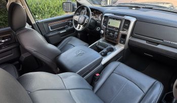 DODGE RAM 1500 5.7L HEMI V8 4X4 401PK * LARAMIE * BLACK-OPPS * 1E EIGENAAR * CUSTOM PERFORMANCE HOOD * AFSTAND START * 122 LITER PRINS LPG * 3500 KG TREKGEWICHT TREKHAAK * SMOKE VERLICHTING ROND OM * STOELVERKOELING * STOELVERWARMING * STUURVERWARMING * vol