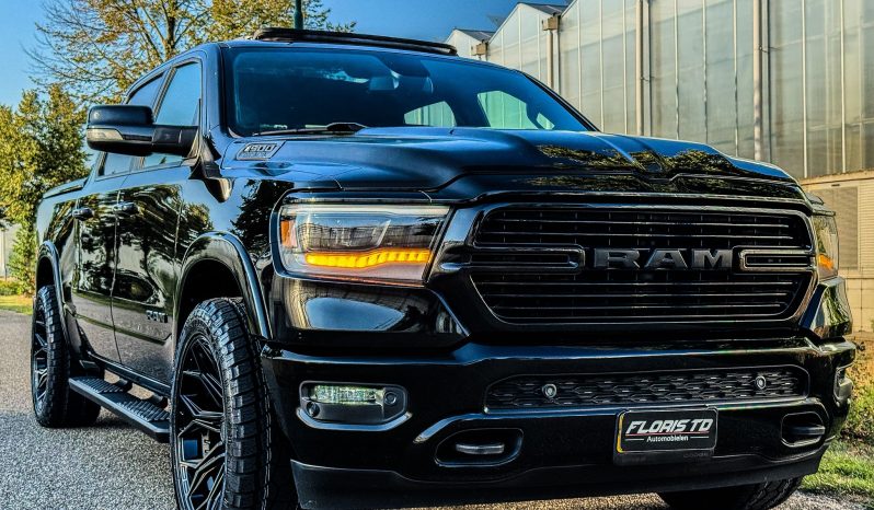 DODGE RAM 1500 5.7L HEMI V8 4X4 * BLACK-OPPS * LPG PRINS 122 LITER * AFSTAND START * ZWARTE HEMEL * BEDCOVER AFSLUITBAAR * TREKHAAK 3500 KG * STOELVERWARMING * STUURVERWARMING * PARKEERSENSOREN * ACHTERUIT RIJ CAMERA * ALPINE SOUND SYSTEM * vol