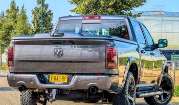 DODGE RAM 1500 5.7L HEMI V8 4X4 401PK * LARAMIE * BLACK-OPPS * 1E EIGENAAR * CUSTOM PERFORMANCE HOOD * AFSTAND START * 122 LITER PRINS LPG * 3500 KG TREKGEWICHT TREKHAAK * SMOKE VERLICHTING ROND OM * STOELVERKOELING * STOELVERWARMING * STUURVERWARMING * vol