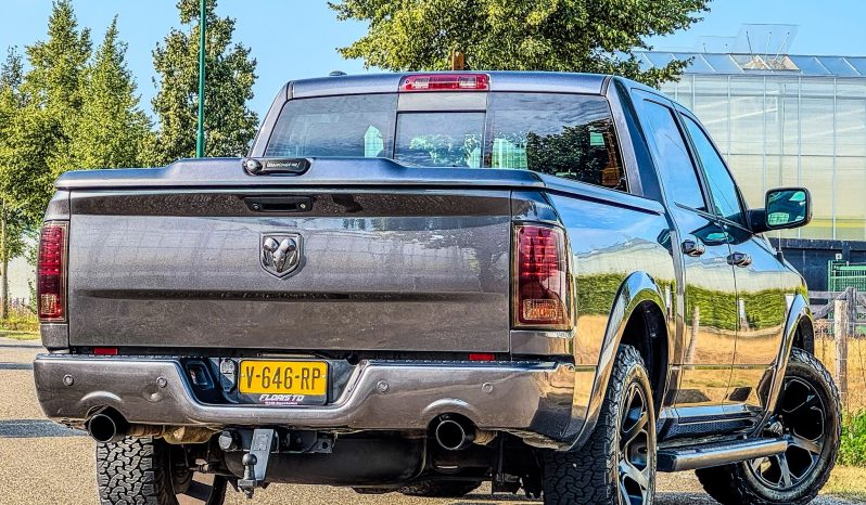 DODGE RAM 1500 5.7L HEMI V8 4X4 401PK * LARAMIE * BLACK-OPPS * 1E EIGENAAR * CUSTOM PERFORMANCE HOOD * AFSTAND START * 122 LITER PRINS LPG * 3500 KG TREKGEWICHT TREKHAAK * SMOKE VERLICHTING ROND OM * STOELVERKOELING * STOELVERWARMING * STUURVERWARMING * vol