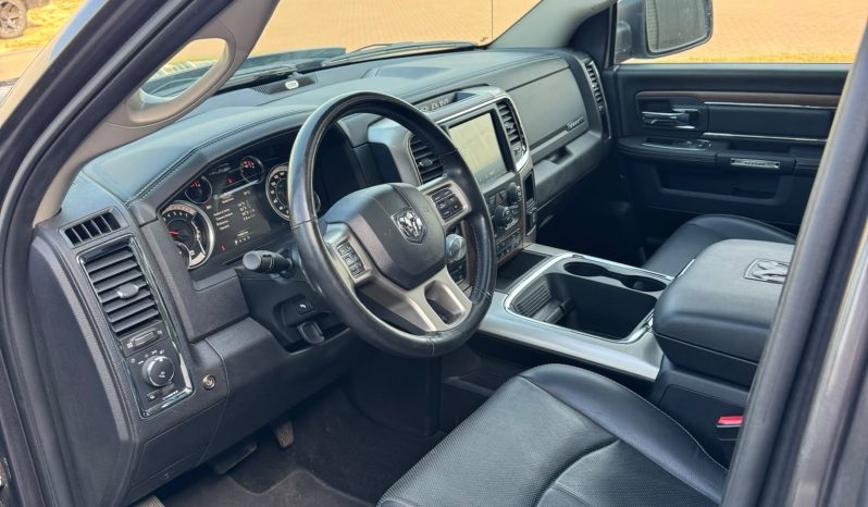 DODGE RAM 1500 5.7L HEMI V8 4X4 401PK * LARAMIE * BLACK-OPPS * 1E EIGENAAR * CUSTOM PERFORMANCE HOOD * AFSTAND START * 122 LITER PRINS LPG * 3500 KG TREKGEWICHT TREKHAAK * SMOKE VERLICHTING ROND OM * STOELVERKOELING * STOELVERWARMING * STUURVERWARMING * vol