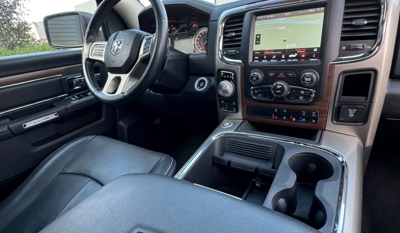 DODGE RAM 1500 5.7L HEMI V8 4X4 401PK * LARAMIE * BLACK-OPPS * 1E EIGENAAR * CUSTOM PERFORMANCE HOOD * AFSTAND START * 122 LITER PRINS LPG * 3500 KG TREKGEWICHT TREKHAAK * SMOKE VERLICHTING ROND OM * STOELVERKOELING * STOELVERWARMING * STUURVERWARMING * vol