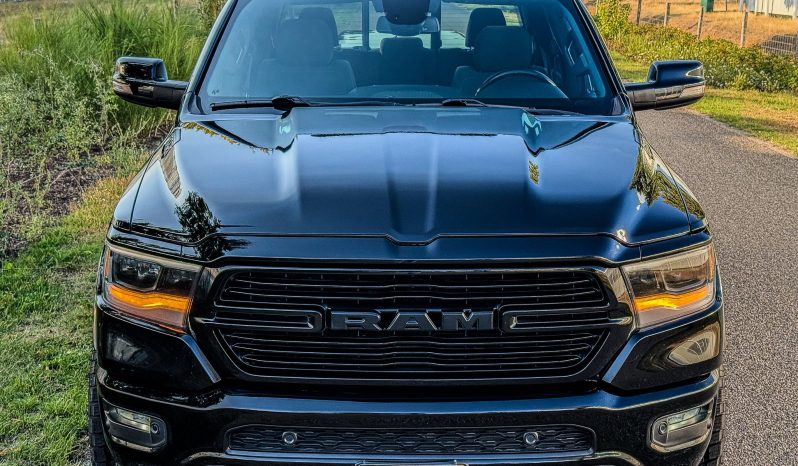DODGE RAM 1500 5.7L HEMI V8 4X4 * BLACK-OPPS * LPG PRINS 122 LITER * AFSTAND START * ZWARTE HEMEL * BEDCOVER AFSLUITBAAR * TREKHAAK 3500 KG * STOELVERWARMING * STUURVERWARMING * PARKEERSENSOREN * ACHTERUIT RIJ CAMERA * ALPINE SOUND SYSTEM * vol