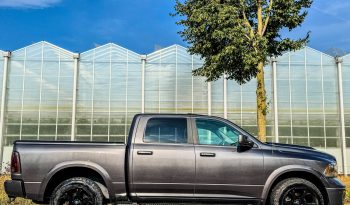 DODGE RAM 1500 5.7L HEMI V8 4X4 401PK * LARAMIE * BLACK-OPPS * 1E EIGENAAR * CUSTOM PERFORMANCE HOOD * AFSTAND START * 122 LITER PRINS LPG * 3500 KG TREKGEWICHT TREKHAAK * SMOKE VERLICHTING ROND OM * STOELVERKOELING * STOELVERWARMING * STUURVERWARMING * vol