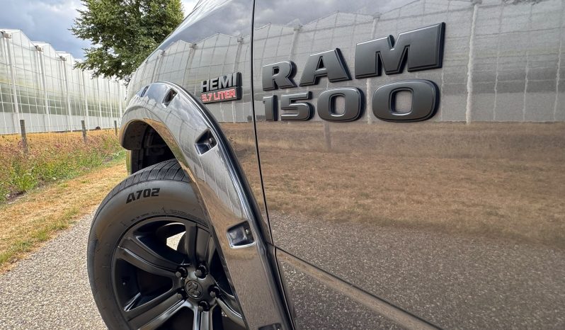 DODGE RAM 1500 5.7L HEMI V8 4X4 * SPORT * WIDE BODY * BLACK-OPPS * FULL OPTION * LIEFHEBBER * LUCHTVERING * AFSTAND START * 20 INCH LICHTMETALEN SPORTVELGEN * CUSTOM OPEN UITLAATSYSTEEM MET AFSTANDSBEDIENING * vol