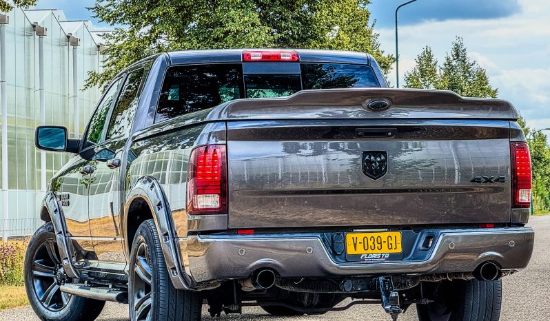 DODGE RAM 1500 5.7L HEMI V8 4X4 * SPORT * WIDE BODY * BLACK-OPPS * FULL OPTION * LIEFHEBBER * LUCHTVERING * AFSTAND START * 20 INCH LICHTMETALEN SPORTVELGEN * CUSTOM OPEN UITLAATSYSTEEM MET AFSTANDSBEDIENING * vol