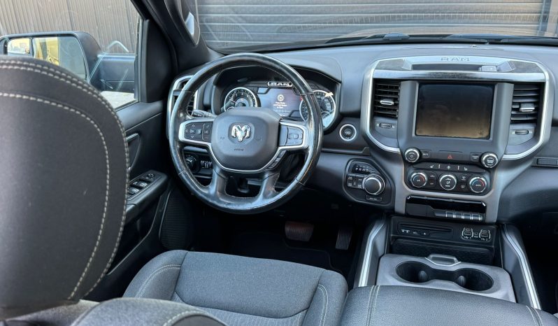 DODGE RAM 1500 5.7L HEMI V8 4X4 * BLACK-OPPS * LPG PRINS 122 LITER * AFSTAND START * ZWARTE HEMEL * BEDCOVER AFSLUITBAAR * TREKHAAK 3500 KG * STOELVERWARMING * STUURVERWARMING * PARKEERSENSOREN * ACHTERUIT RIJ CAMERA * ALPINE SOUND SYSTEM * vol