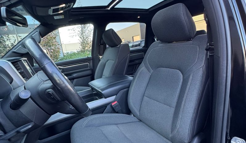 DODGE RAM 1500 5.7L HEMI V8 4X4 * BLACK-OPPS * LPG PRINS 122 LITER * AFSTAND START * ZWARTE HEMEL * BEDCOVER AFSLUITBAAR * TREKHAAK 3500 KG * STOELVERWARMING * STUURVERWARMING * PARKEERSENSOREN * ACHTERUIT RIJ CAMERA * ALPINE SOUND SYSTEM * vol