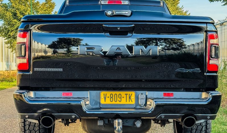 DODGE RAM 1500 5.7L HEMI V8 4X4 * BLACK-OPPS * LPG PRINS 122 LITER * AFSTAND START * ZWARTE HEMEL * BEDCOVER AFSLUITBAAR * TREKHAAK 3500 KG * STOELVERWARMING * STUURVERWARMING * PARKEERSENSOREN * ACHTERUIT RIJ CAMERA * ALPINE SOUND SYSTEM * vol