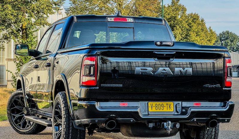 DODGE RAM 1500 5.7L HEMI V8 4X4 * BLACK-OPPS * LPG PRINS 122 LITER * AFSTAND START * ZWARTE HEMEL * BEDCOVER AFSLUITBAAR * TREKHAAK 3500 KG * STOELVERWARMING * STUURVERWARMING * PARKEERSENSOREN * ACHTERUIT RIJ CAMERA * ALPINE SOUND SYSTEM * vol
