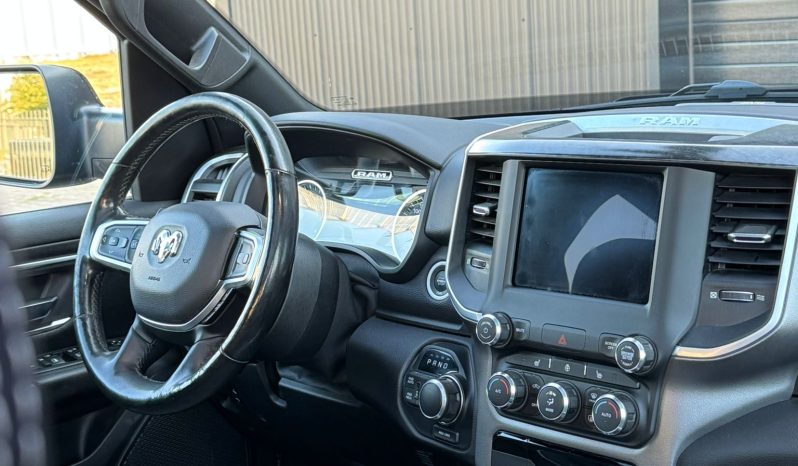 DODGE RAM 1500 5.7L HEMI V8 4X4 * BLACK-OPPS * LPG PRINS 122 LITER * AFSTAND START * ZWARTE HEMEL * BEDCOVER AFSLUITBAAR * TREKHAAK 3500 KG * STOELVERWARMING * STUURVERWARMING * PARKEERSENSOREN * ACHTERUIT RIJ CAMERA * ALPINE SOUND SYSTEM * vol