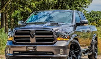 DODGE RAM 1500 5.7L HEMI V8 4X4 * SPORT * WIDE BODY * BLACK-OPPS * FULL OPTION * LIEFHEBBER * LUCHTVERING * AFSTAND START * 20 INCH LICHTMETALEN SPORTVELGEN * CUSTOM OPEN UITLAATSYSTEEM MET AFSTANDSBEDIENING * vol