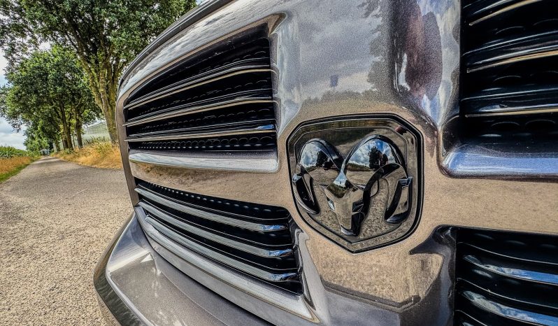 DODGE RAM 1500 5.7L HEMI V8 4X4 * SPORT * WIDE BODY * BLACK-OPPS * FULL OPTION * LIEFHEBBER * LUCHTVERING * AFSTAND START * 20 INCH LICHTMETALEN SPORTVELGEN * CUSTOM OPEN UITLAATSYSTEEM MET AFSTANDSBEDIENING * vol