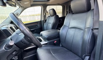 DODGE RAM 1500 5.7L HEMI V8 4X4 401PK * LARAMIE * BLACK-OPPS * 1E EIGENAAR * CUSTOM PERFORMANCE HOOD * AFSTAND START * 122 LITER PRINS LPG * 3500 KG TREKGEWICHT TREKHAAK * SMOKE VERLICHTING ROND OM * STOELVERKOELING * STOELVERWARMING * STUURVERWARMING * vol