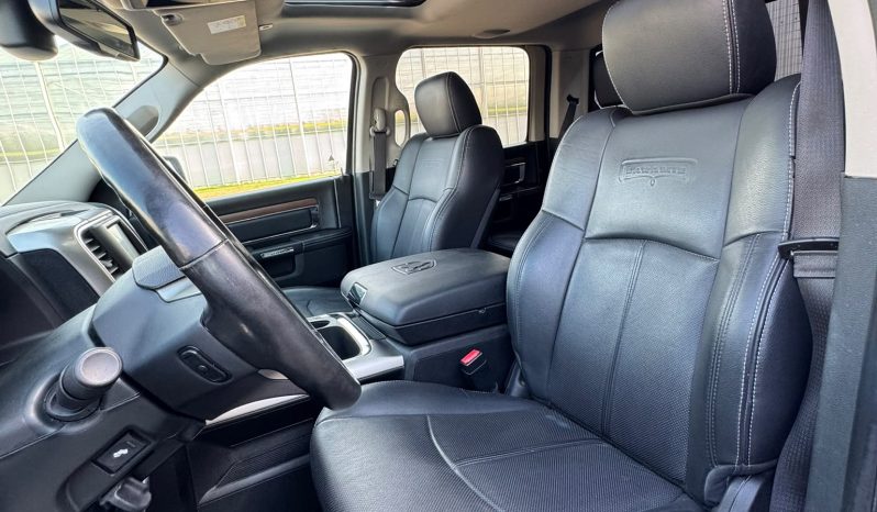 DODGE RAM 1500 5.7L HEMI V8 4X4 401PK * LARAMIE * BLACK-OPPS * 1E EIGENAAR * CUSTOM PERFORMANCE HOOD * AFSTAND START * 122 LITER PRINS LPG * 3500 KG TREKGEWICHT TREKHAAK * SMOKE VERLICHTING ROND OM * STOELVERKOELING * STOELVERWARMING * STUURVERWARMING * vol