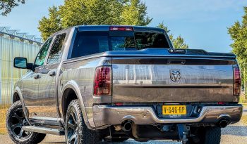 DODGE RAM 1500 5.7L HEMI V8 4X4 401PK * LARAMIE * BLACK-OPPS * 1E EIGENAAR * CUSTOM PERFORMANCE HOOD * AFSTAND START * 122 LITER PRINS LPG * 3500 KG TREKGEWICHT TREKHAAK * SMOKE VERLICHTING ROND OM * STOELVERKOELING * STOELVERWARMING * STUURVERWARMING * vol