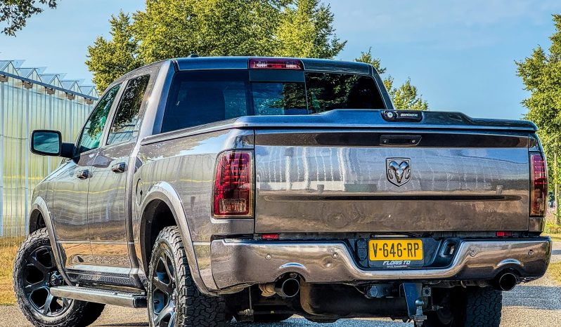 DODGE RAM 1500 5.7L HEMI V8 4X4 401PK * LARAMIE * BLACK-OPPS * 1E EIGENAAR * CUSTOM PERFORMANCE HOOD * AFSTAND START * 122 LITER PRINS LPG * 3500 KG TREKGEWICHT TREKHAAK * SMOKE VERLICHTING ROND OM * STOELVERKOELING * STOELVERWARMING * STUURVERWARMING * vol
